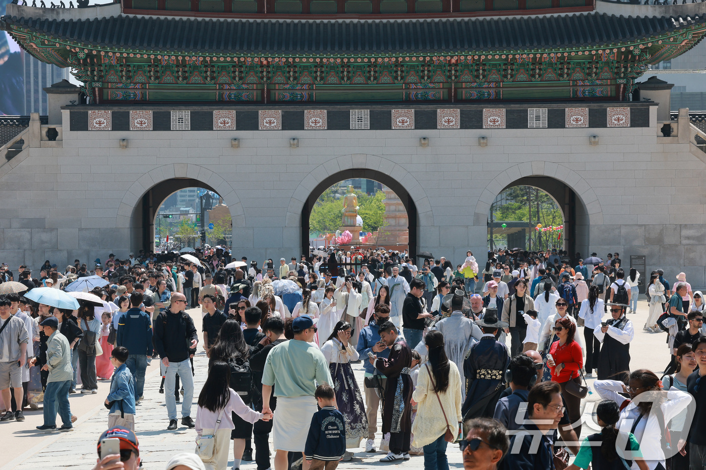 (서울=뉴스1) 임세영 기자 = 노동절인 1일 서울 종로구 경복궁이 나들이 나온 시민들과 외국인 관광객들로 북적이고 있다. 2026.5.1/뉴스1