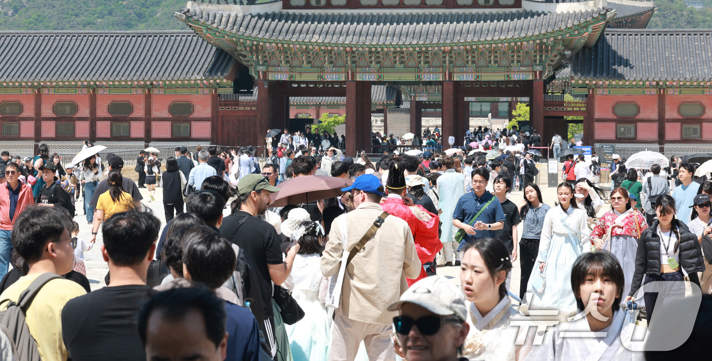 (서울=뉴스1) 임세영 기자 = 노동절인 1일 서울 종로구 경복궁이 나들이 나온 시민들과 외국인 관광객들로 북적이고 있다. 2026.5.1/뉴스1