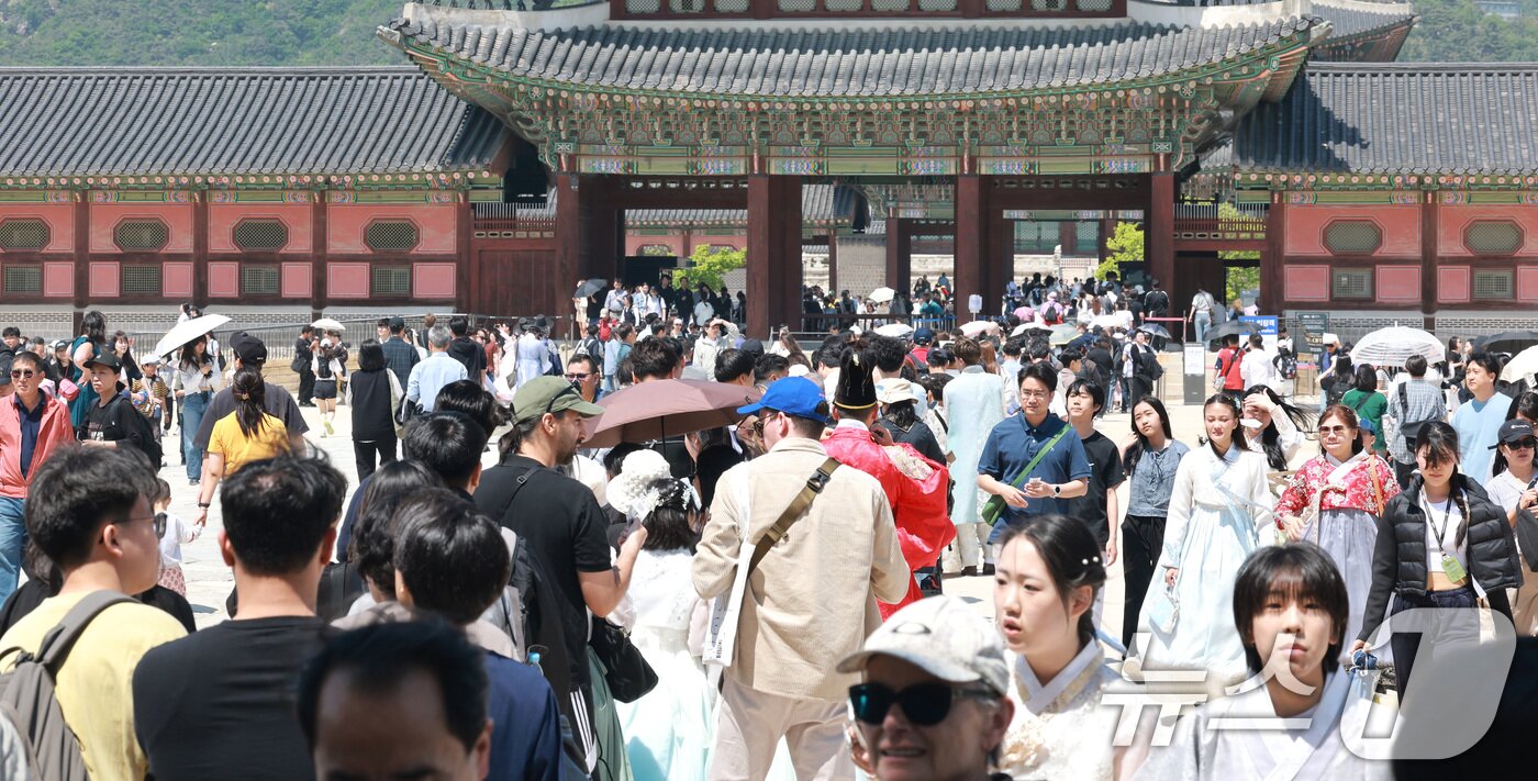 본문 이미지 - 노동절인 1일 서울 종로구 경복궁이 나들이 나온 시민들과 외국인 관광객들로 북적이고 있다. 2026.5.1 ⓒ 뉴스1 임세영 기자