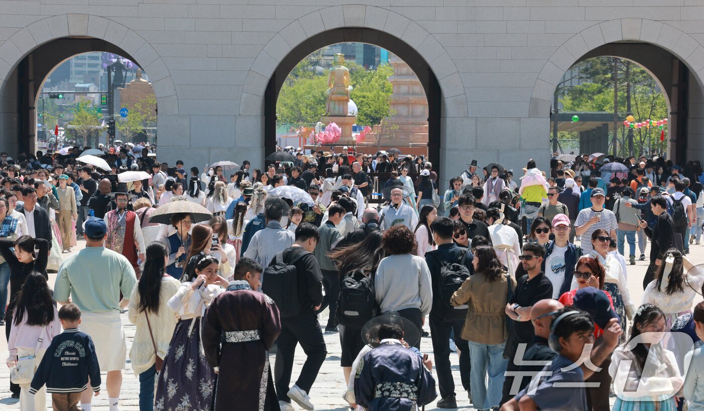 본문 이미지 - 노동절인 1일 서울 종로구 경복궁이 나들이 나온 시민들과 외국인 관광객들로 북적이고 있다. 2026.5.1 ⓒ 뉴스1 임세영 기자