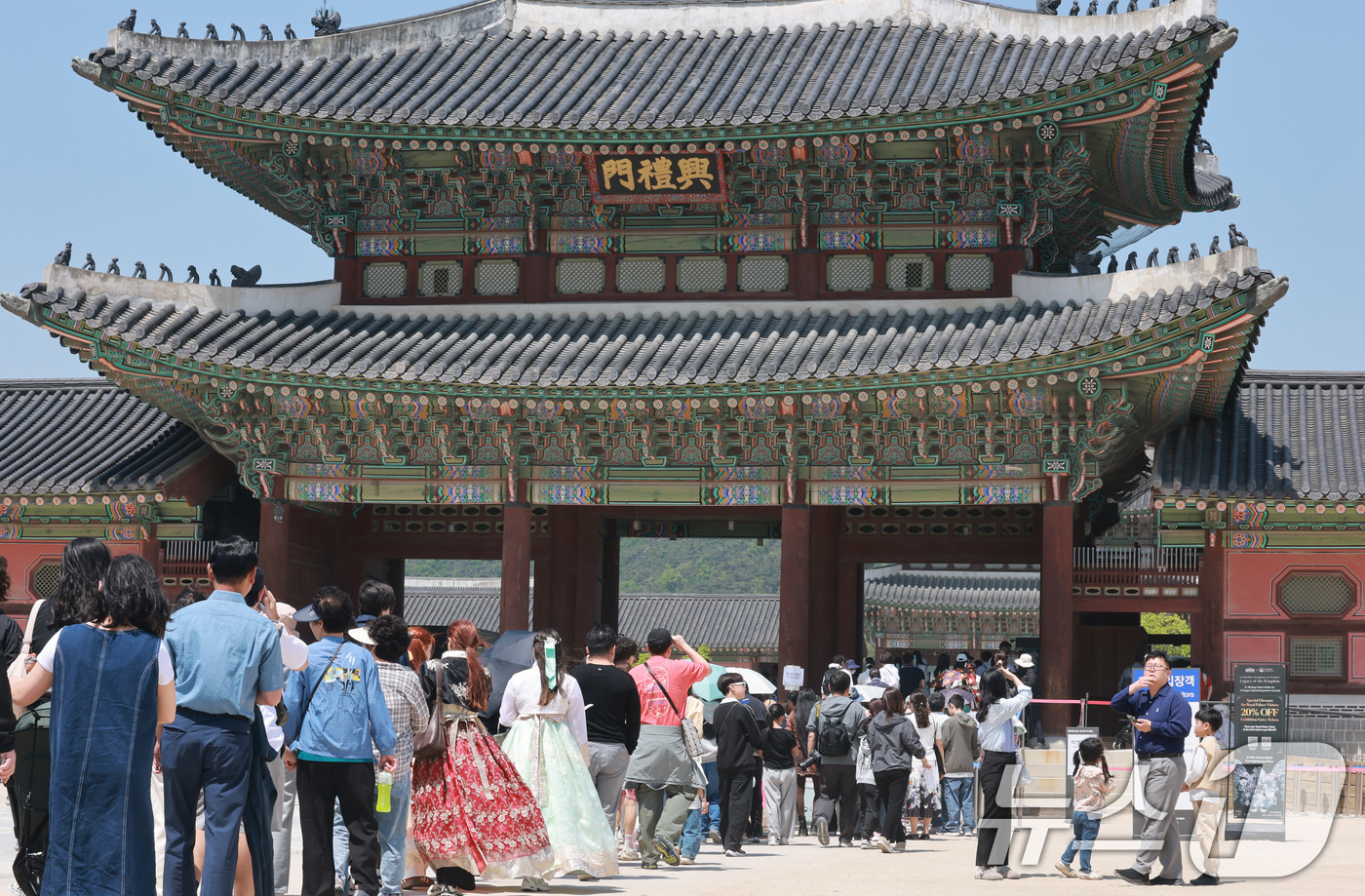 (서울=뉴스1) 임세영 기자 = 노동절인 1일 서울 종로구 경복궁이 나들이 나온 시민들과 외국인 관광객들로 북적이고 있다. 2026.5.1/뉴스1