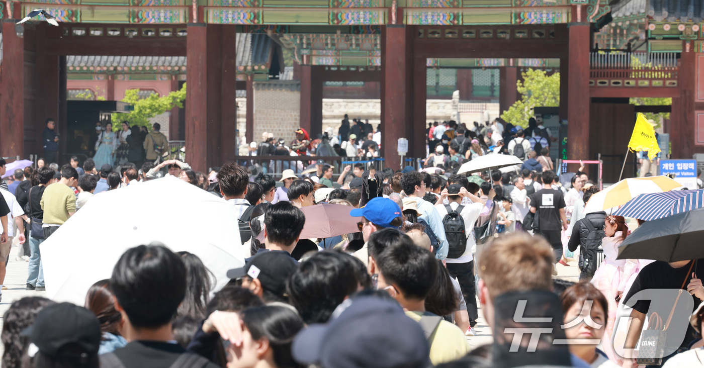 (서울=뉴스1) 임세영 기자 = 노동절인 1일 서울 종로구 경복궁이 나들이 나온 시민들과 외국인 관광객들로 북적이고 있다. 2026.5.1/뉴스1