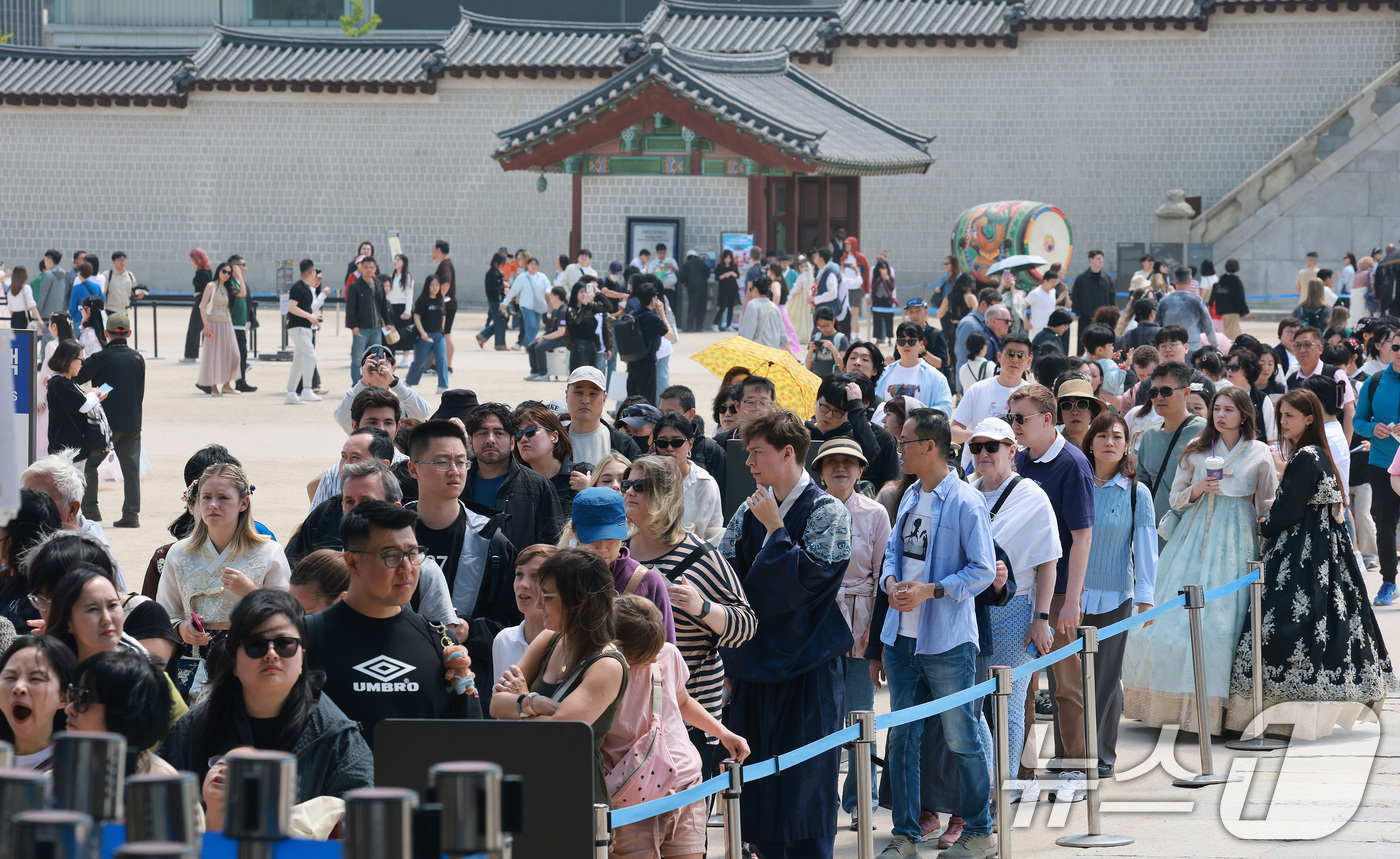 (서울=뉴스1) 임세영 기자 = 노동절인 1일 서울 종로구 경복궁이 나들이 나온 시민들과 외국인 관광객들로 북적이고 있다. 2026.5.1/뉴스1