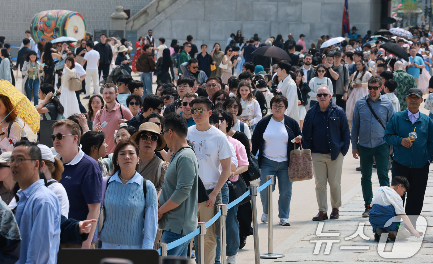 (서울=뉴스1) 임세영 기자 = 노동절인 1일 서울 종로구 경복궁이 나들이 나온 시민들과 외국인 관광객들로 북적이고 있다. 2026.5.1/뉴스1