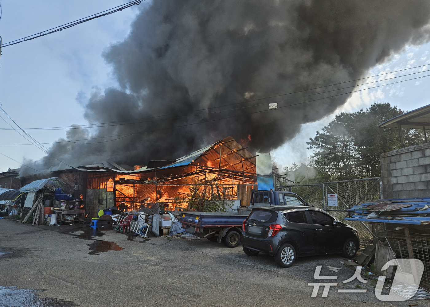 (서울=뉴스1) = 1일 오전 경기 연천군 청산면 장탄리 단독주택에 화재가 발생해 소방대원들이 진압을 하고 있다. 이번 화재로 2명이 사망했다.  (경기북부소방재난본부 제공, 재판 …