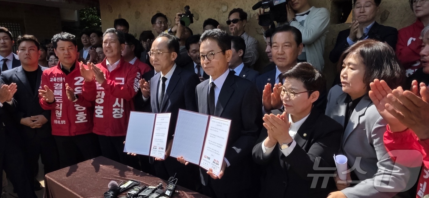 (구미=뉴스1) 정우용 기자 = 1일 경북 구미 박정희 전 대통령 생가를 방문한 6·3 지방선거 국민의힘 이철우 경북지사 후보(오른쪽)와 추경호 대구시장 후보가 박 전 대통령 내외 …