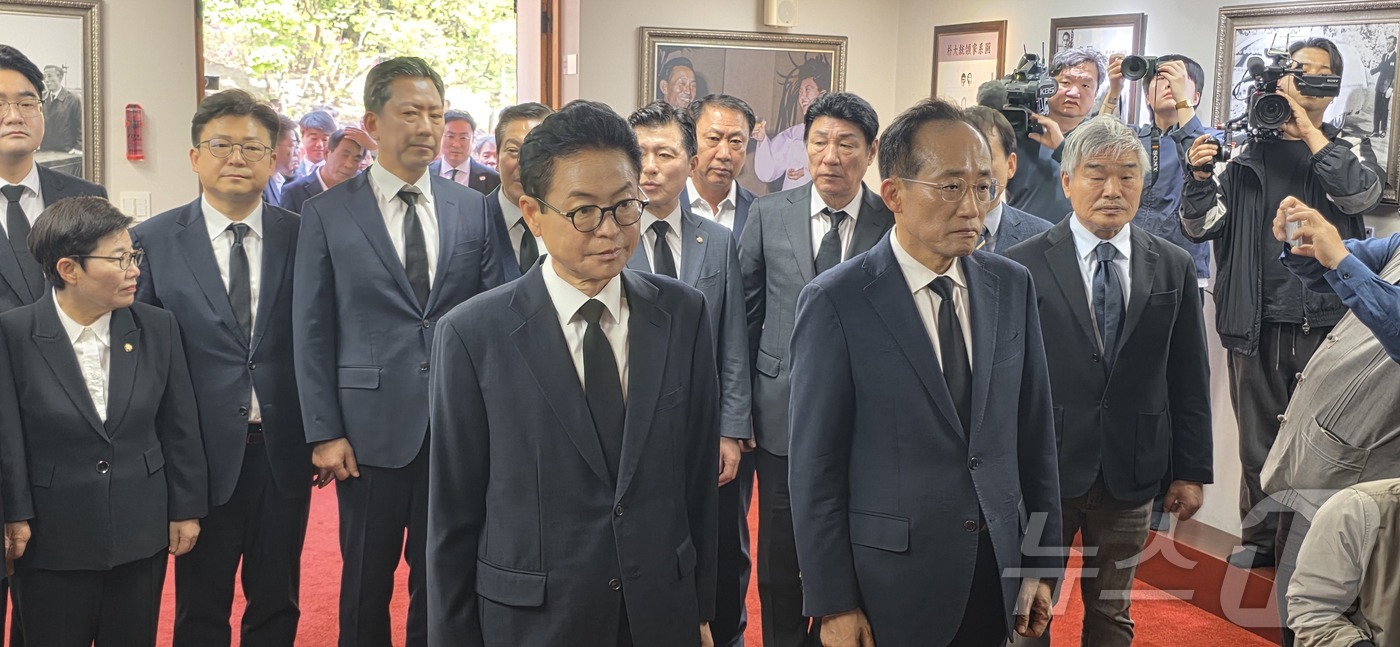 (구미=뉴스1) 정우용 기자 = 6·3 지방선거 국민의힘 추경호 대구시장 후보(오른쪽)와 이철우 경북도지사 후보가 1일 오후 경북 구미 박정희 전 대통령 생가를 찾아 추모관에서 분 …
