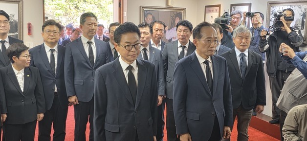 박정희 영정에 분향하는 추경호·이철우