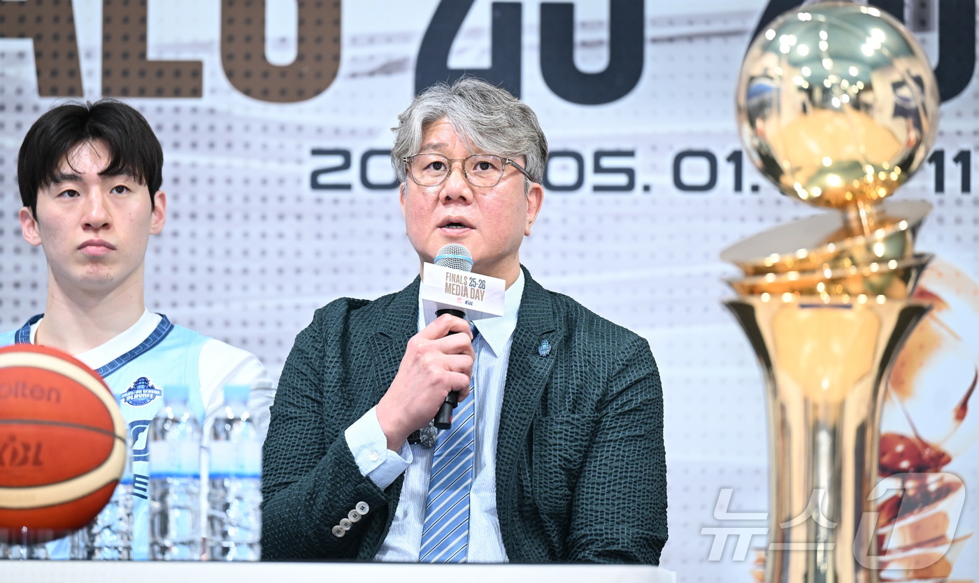 (서울=뉴스1) = 1일 서울시 강남구 도산대로 KBL센터에서 열린 2025-2026 LG전자 프로농구 챔피언결정전 미디어데이에서 고양 소노 손창환 감독이 출사표를 던지고 있다. …