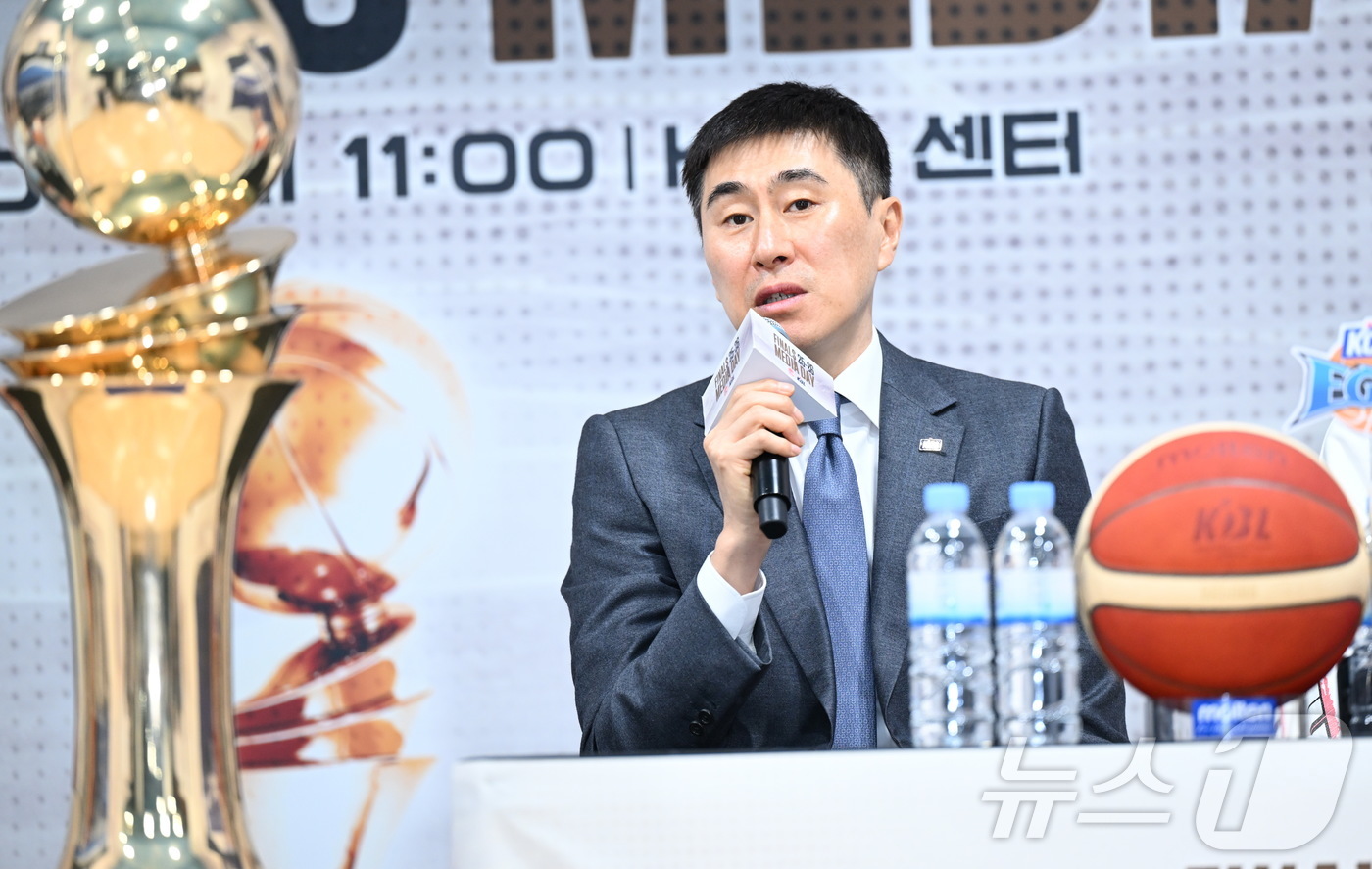 (서울=뉴스1) = 1일 서울시 강남구 도산대로 KBL센터에서 열린 2025-2026 LG전자 프로농구 챔피언결정전 미디어데이에서 부산 KCC 이상민 감독이 출사표를 던지고 있다. …