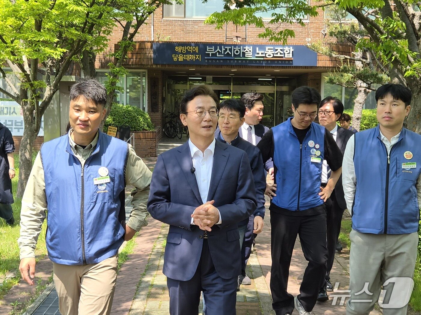 본문 이미지 - 전재수 더불어민주당 부산시장 예비후보가 1일 노동절을 맞아 부산 금정구 부산지하철 노동조합 사무실을 방문하고 있다.2026.5.1/뉴스1 ⓒ News1 임순택 기자