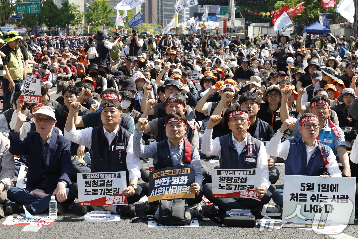 (서울=뉴스1) 안은나 기자 = 전국민주노동조합총연맹(민주노총) 조합원들이 1일 오후 서울 종로구 광화문광장에서 열린 2026 세계노동절대회에서 원청교섭 승리 등 구호를 외치고 있 …