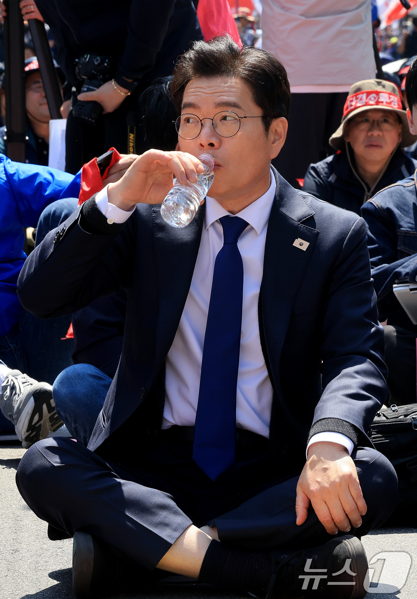 (서울=뉴스1) 이호윤 기자 = 노동절을 맞이한 1일 정원오 더불어민주당 서울시장 후보가 서울 영등포구 여의대로 일대에서 열린 '한국노총 전국노동자대회'에 참석해 물을 마시고 있다 …