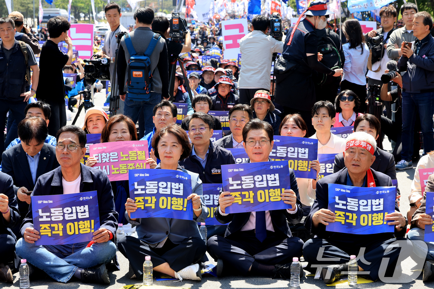 (서울=뉴스1) 이호윤 기자 = 정원오 더불어민주당 서울시장 후보와 추미애 경기지사 후보가 노동절을 맞이한 1일 서울 영등포구 여의대로 일대에서 열린 '한국노총 전국노동자대회'에 …