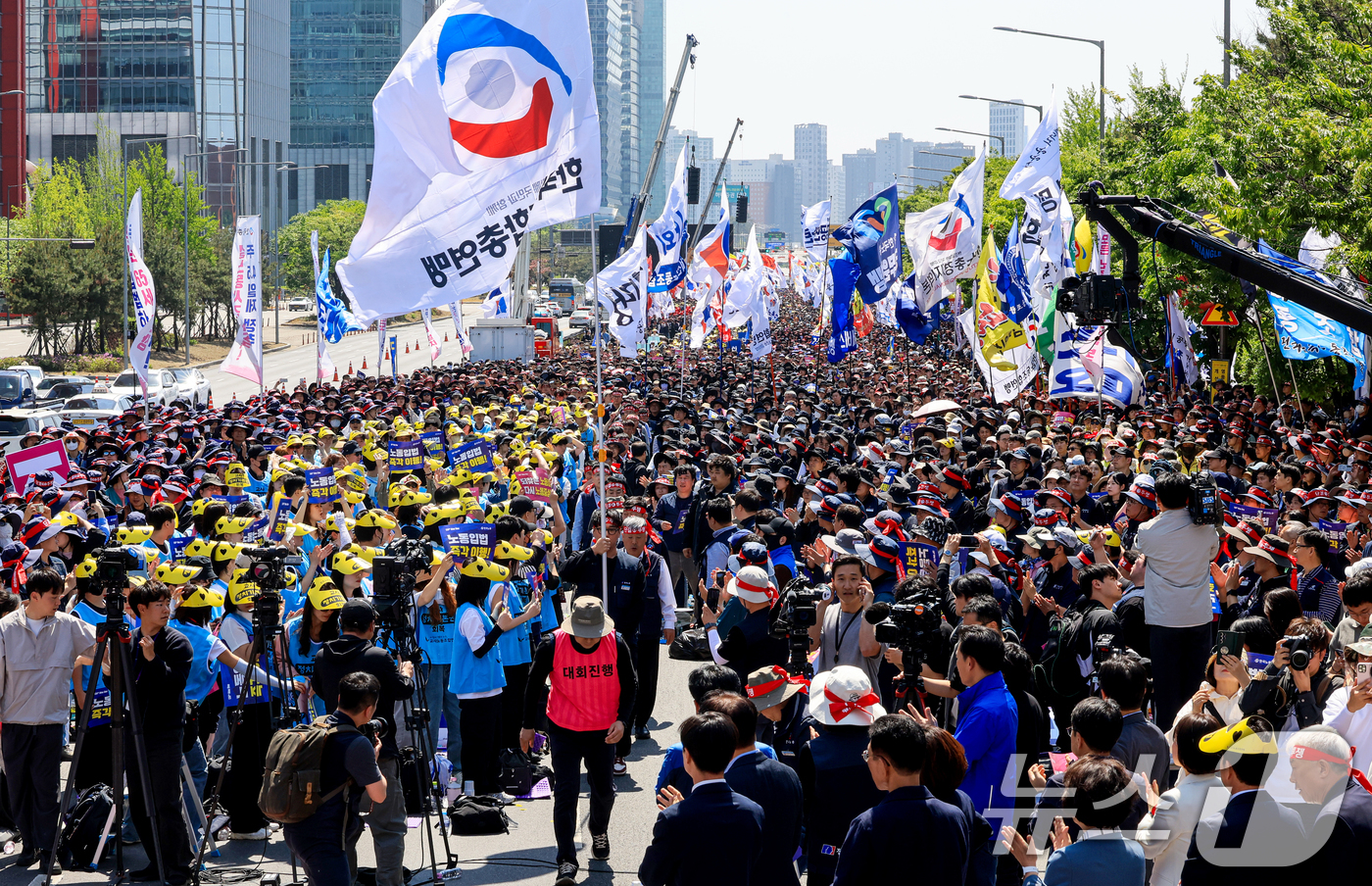 (서울=뉴스1) 이호윤 기자 = 노동절을 맞이한 1일 서울 영등포구 여의대로 일대에서 '한국노총 전국노동자대회'가 열리고 있다.'근로자의 날'로 불리던 5월 1일은 지난해 '노동절 …