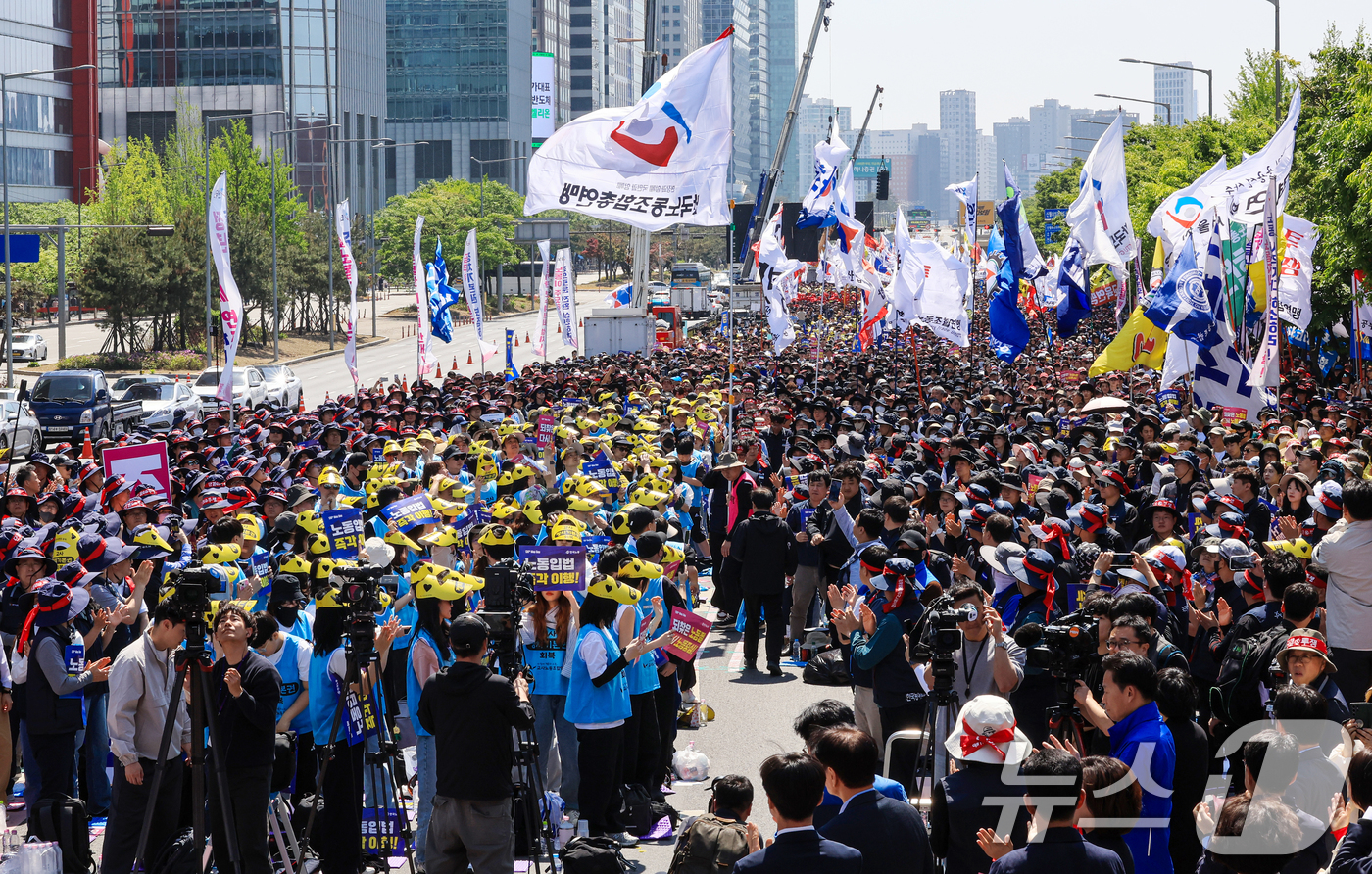 (서울=뉴스1) 이호윤 기자 = 노동절을 맞이한 1일 서울 영등포구 여의대로 일대에서 '한국노총 전국노동자대회'가 열리고 있다.'근로자의 날'로 불리던 5월 1일은 지난해 '노동절 …