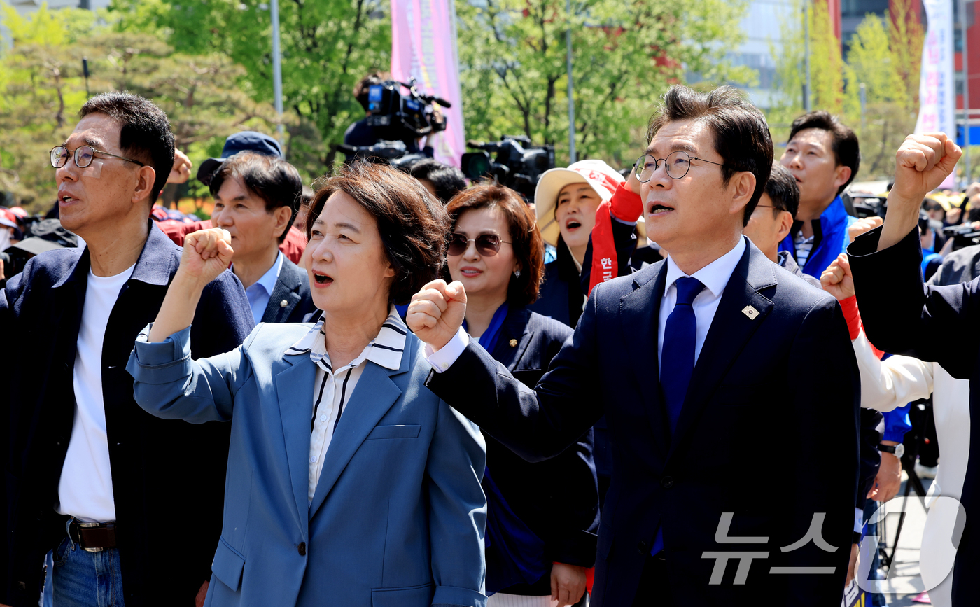 (서울=뉴스1) 이호윤 기자 = 정원오 더불어민주당 서울시장 후보(오른쪽)와 추미애 경기지사 후보가 노동절을 맞이한 1일 서울 영등포구 여의대로 일대에서 열린 '한국노총 전국노동자 …