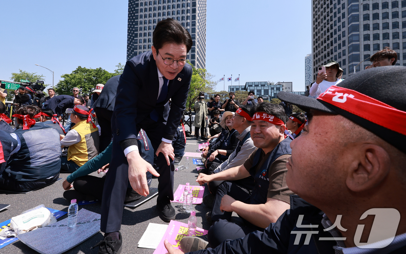 (서울=뉴스1) 이호윤 기자 = 정원오 더불어민주당 서울시장 후보가 노동절을 맞이한 1일 서울 영등포구 여의대로 일대에서 열린 '한국노총 전국노동자대회'에 참석해 노동자들과 인사를 …