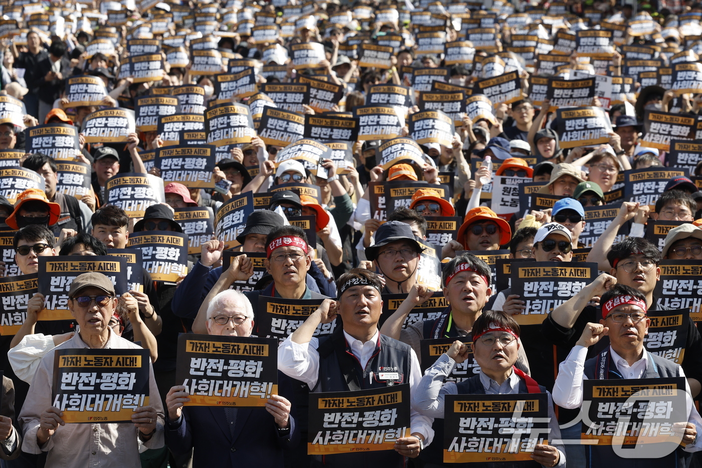 (서울=뉴스1) 안은나 기자 = 전국민주노동조합총연맹(민주노총) 조합원들이 1일 오후 서울 종로구 광화문광장에서 열린 2026 세계노동절대회에서 원청교섭 승리 등 구호를 외치고 있 …