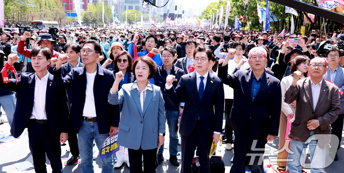 (서울=뉴스1) 이호윤 기자 = 정원오 더불어민주당 서울시장 후보와 추미애 경기지사 후보가 노동절을 맞이한 1일 서울 영등포구 여의대로 일대에서 열린 '한국노총 전국노동자대회'에 …