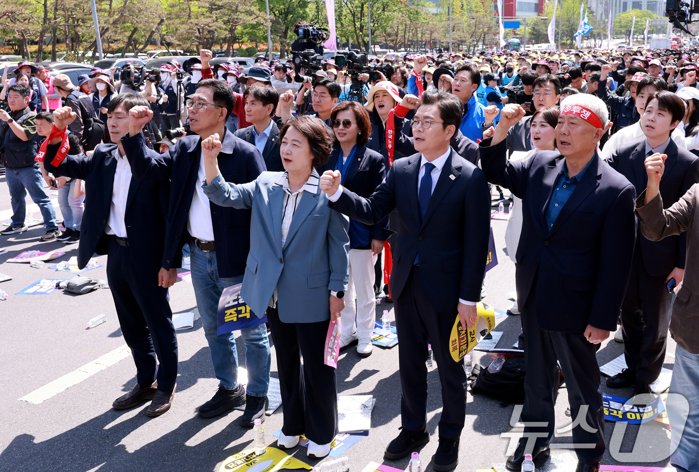 (서울=뉴스1) 이호윤 기자 = 정원오 더불어민주당 서울시장 후보와 추미애 경기지사 후보가 노동절을 맞이한 1일 서울 영등포구 여의대로 일대에서 열린 '한국노총 전국노동자대회'에 …