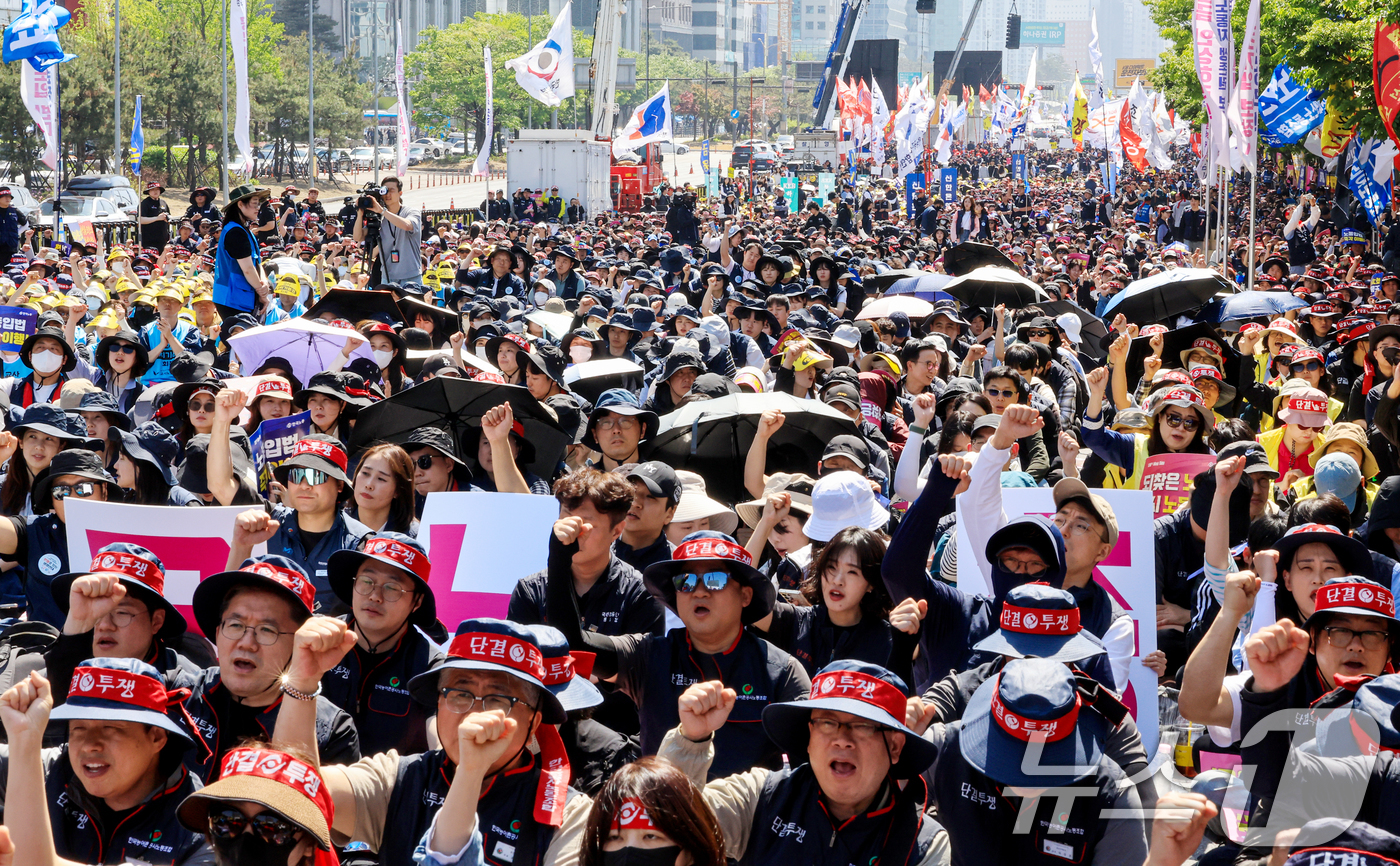 (서울=뉴스1) 이호윤 기자 = 노동절을 맞이한 1일 서울 영등포구 여의대로 일대에서 열린 '한국노총 전국노동자대회'에서 참석자들이 구호를 외치고 있다.'근로자의 날'로 불리던 5 …