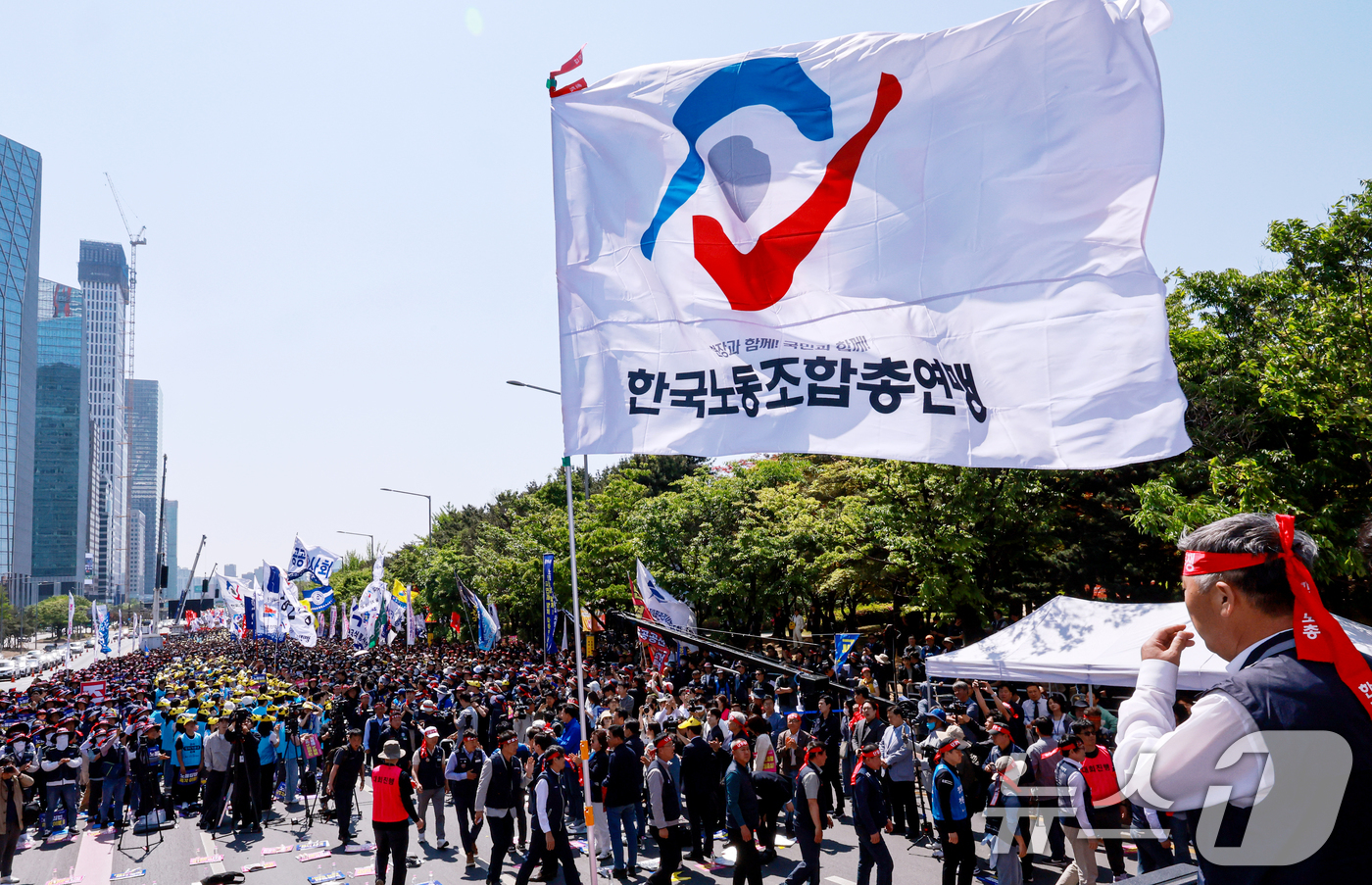 (서울=뉴스1) 이호윤 기자 = 노동절을 맞이한 1일 서울 영등포구 여의대로 일대에서 열린 '한국노총 전국노동자대회'에서 참석자들이 구호를 외치고 있다.'근로자의 날'로 불리던 5 …