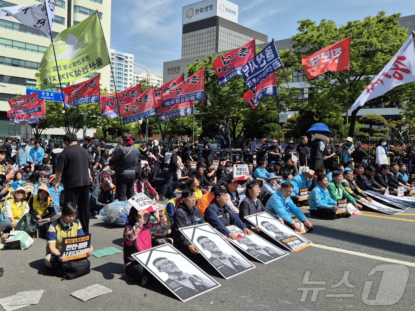(울산=뉴스1) 박정현 기자 = 1일 오후 울산 남구 울산시청 남문 앞에서 열린 2026 세계노동절대회에서 참석자들이 구호를 외치고 있다. 2026.5.1/뉴스1