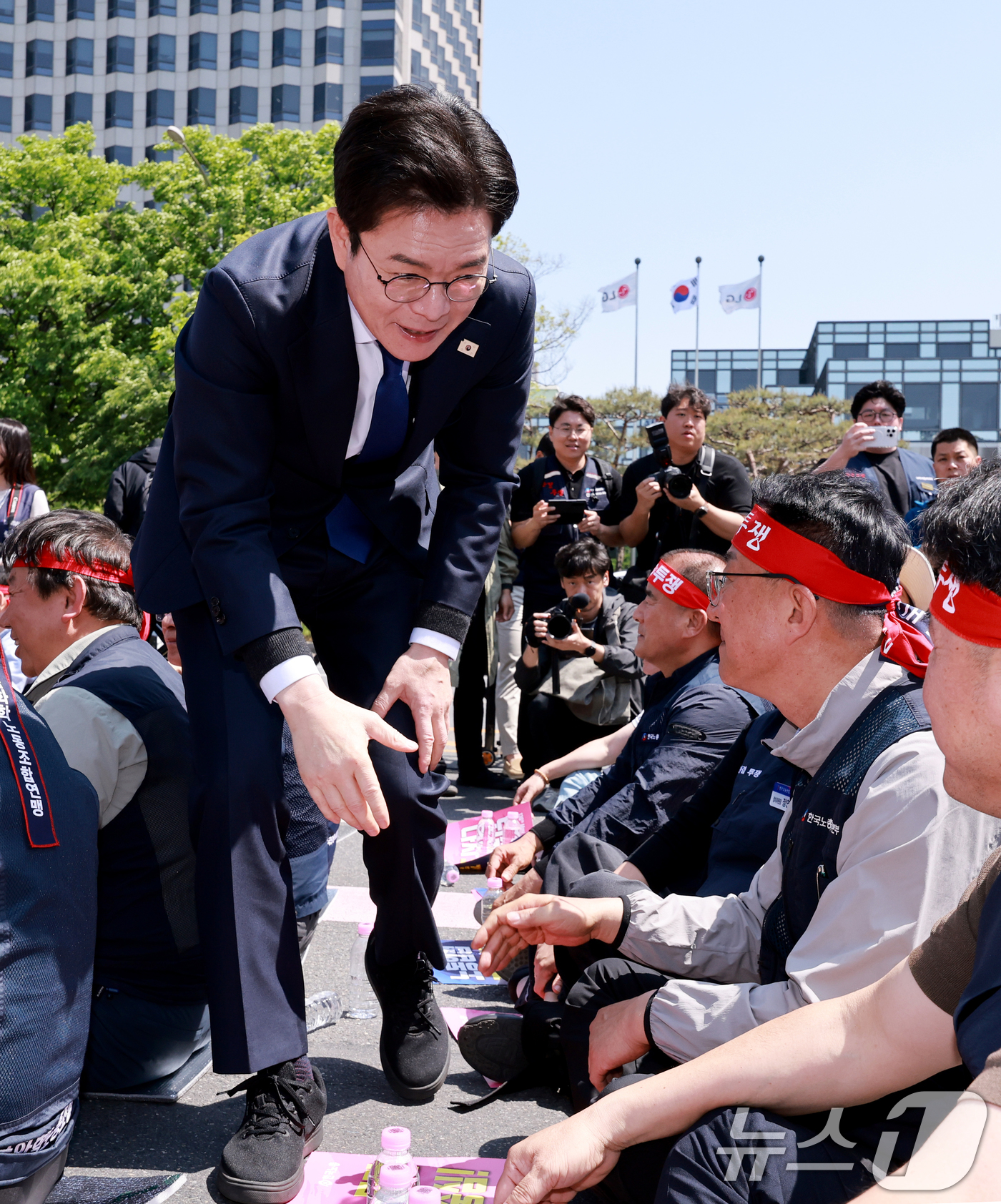 (서울=뉴스1) 이호윤 기자 = 정원오 더불어민주당 서울시장 후보가 노동절을 맞이한 1일 서울 영등포구 여의대로 일대에서 열린 '한국노총 전국노동자대회'에 참석해 노동자들과 인사를 …