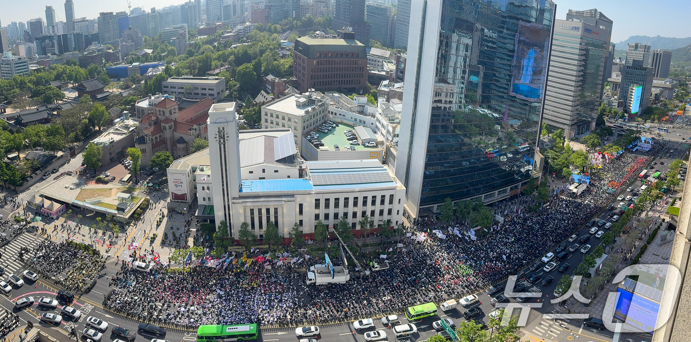 (서울=뉴스1) 안은나 기자 = 전국민주노동조합총연맹(민주노총) 조합원들이 1일 오후 서울 종로구 광화문광장에서 열린 2026 세계노동절대회에 집결해 있다.올해는 근로자의 날이 6 …