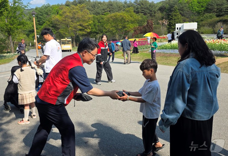 (대전=뉴스1) 김기태 기자 = 박은식 산림청장이 1일 경북 봉화군 국립백두대간수목원을 찾아 봄철 산불예방을 위한 캠페인을 전개하고 있다.이날 박 청장은 국립백두대간수목원을 찾은 …