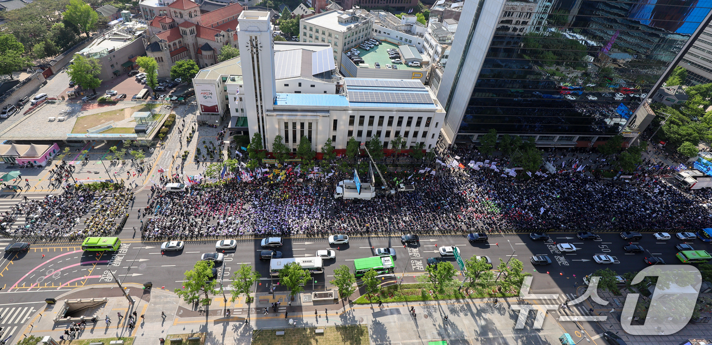 (서울=뉴스1) 안은나 기자 = 전국민주노동조합총연맹(민주노총) 조합원들이 1일 오후 서울 종로구 광화문광장에서 열린 2026 세계노동절대회에 집결해 있다.올해는 근로자의 날이 6 …