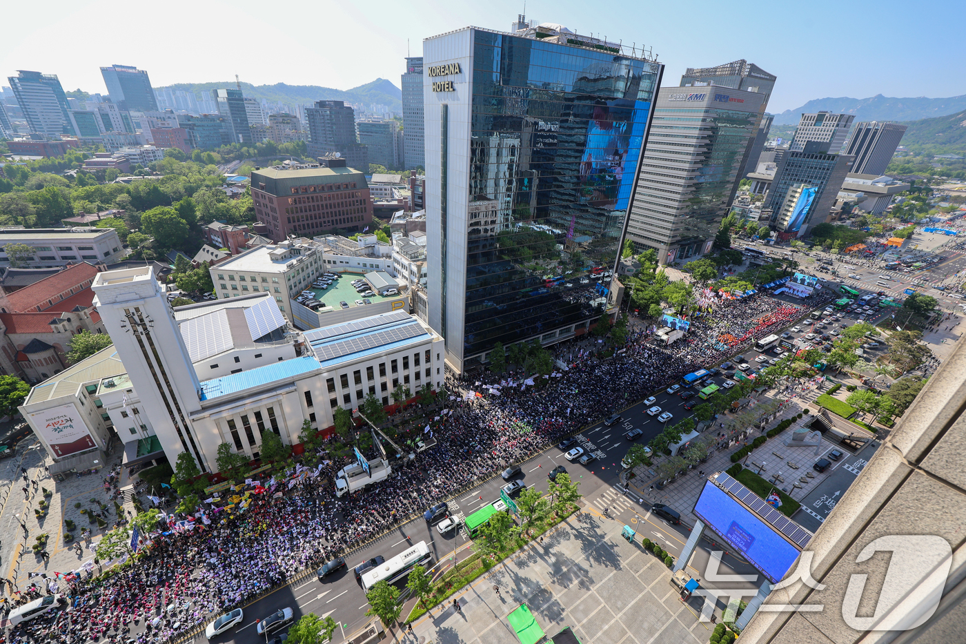 (서울=뉴스1) 안은나 기자 = 전국민주노동조합총연맹(민주노총) 조합원들이 1일 오후 서울 종로구 광화문광장에서 열린 2026 세계노동절대회에 집결해 있다.올해는 근로자의 날이 6 …