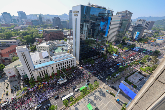 63년 만에 되찾은 '노동절', 거리 메운 노동자들
