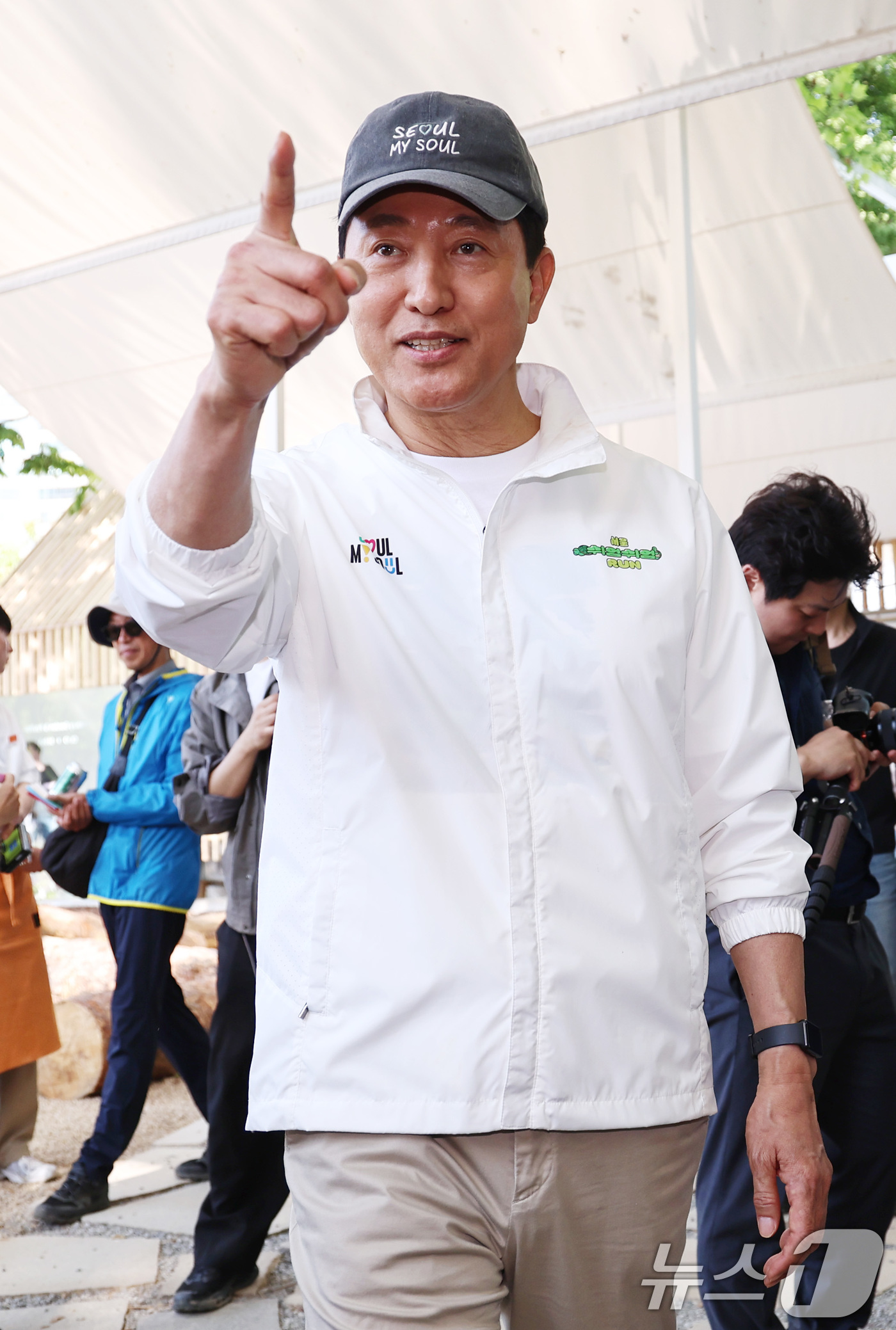 (서울=뉴스1) 구윤성 기자 = 오세훈 국민의힘 서울시장 후보가 1일 오후 서울 성동구 서울숲에서 열린 서울국제정원박람회를 찾아 전시장을 둘러보고 있다. 2026.5.1/뉴스1