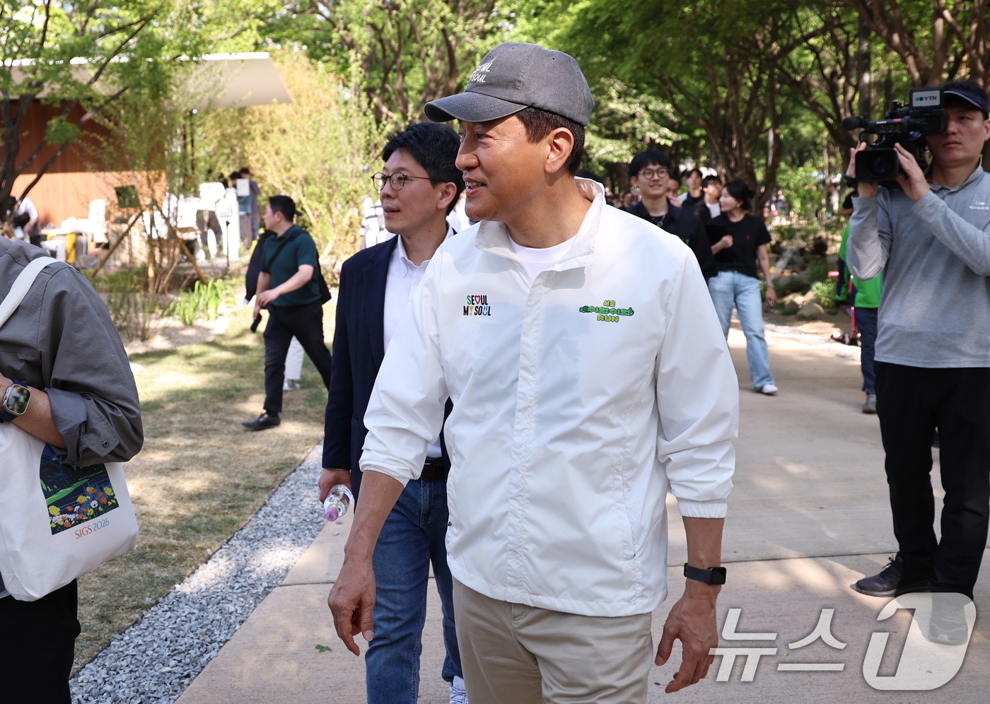 (서울=뉴스1) 구윤성 기자 = 오세훈 국민의힘 서울시장 후보가 1일 오후 서울 성동구 서울숲에서 열린 서울국제정원박람회를 찾아 행사장을 둘러보고 있다. 2026.5.1/뉴스1