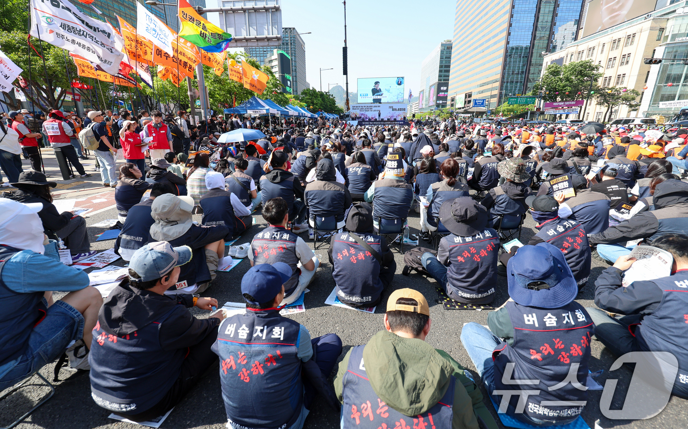 (서울=뉴스1) 안은나 기자 = 전국민주노동조합총연맹(민주노총) 조합원들이 1일 오후 서울 종로구 광화문광장에서 열린 2026 세계노동절대회에 집결해 있다.올해는 근로자의 날이 6 …