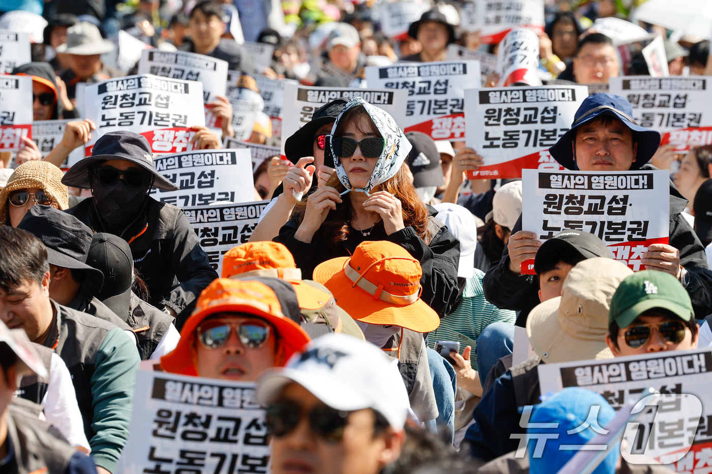 (서울=뉴스1) 안은나 기자 = 1일 오후 서울 종로구 광화문광장에서 열린 민주노총 2026 세계노동절대회에서 한 조합원이 태양을 피해 두건을 두르고 있다.올해는 근로자의 날이 6 …