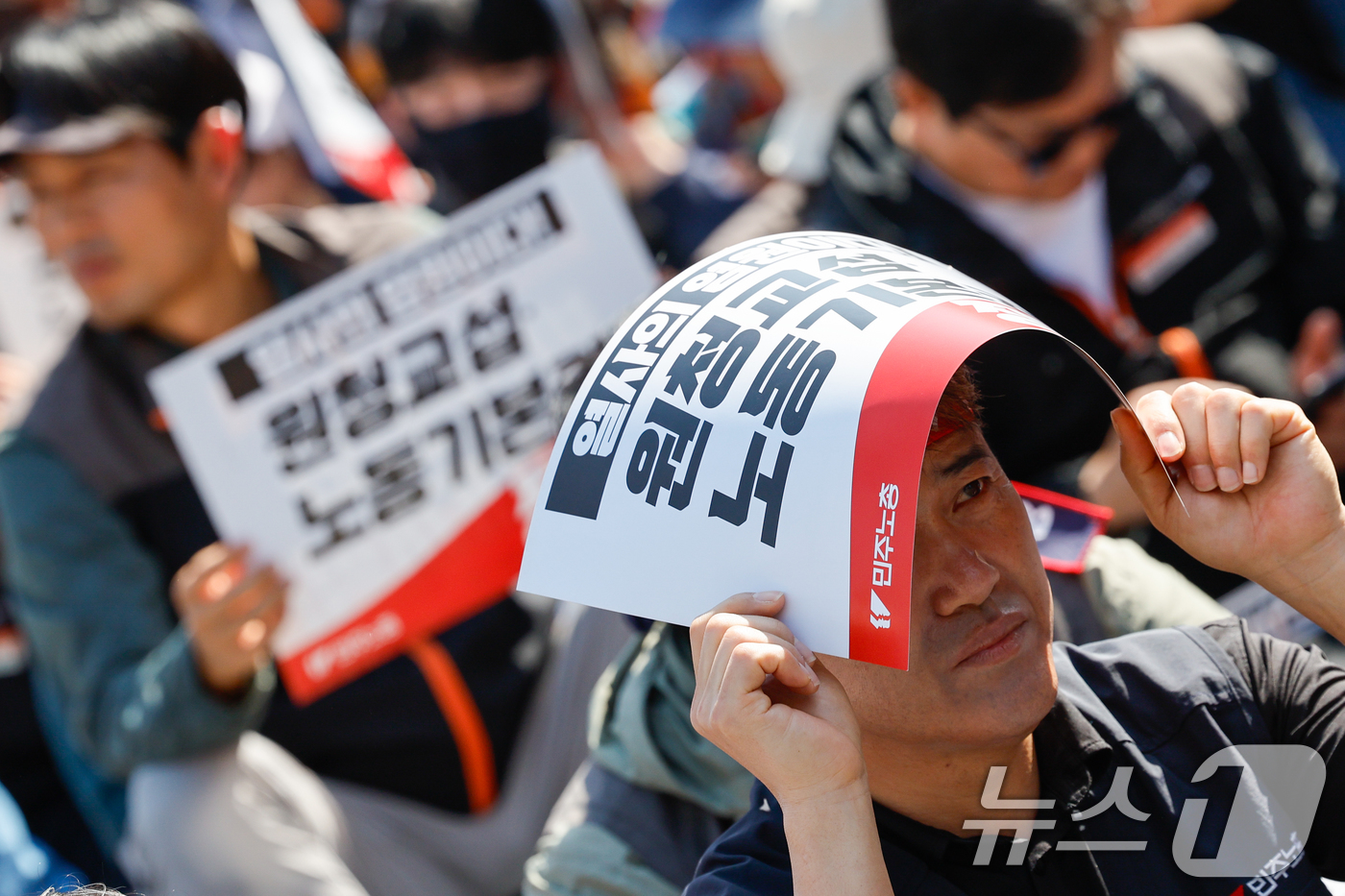 (서울=뉴스1) 안은나 기자 = 전국민주노동조합총연맹(민주노총) 조합원들이 1일 오후 서울 종로구 광화문광장에서 열린 2026 세계노동절대회에 참석해 손팻말을 들고 있다.올해는 근 …
