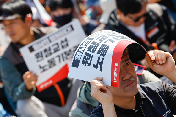 '땡볕 아래 열린 노동절대회'