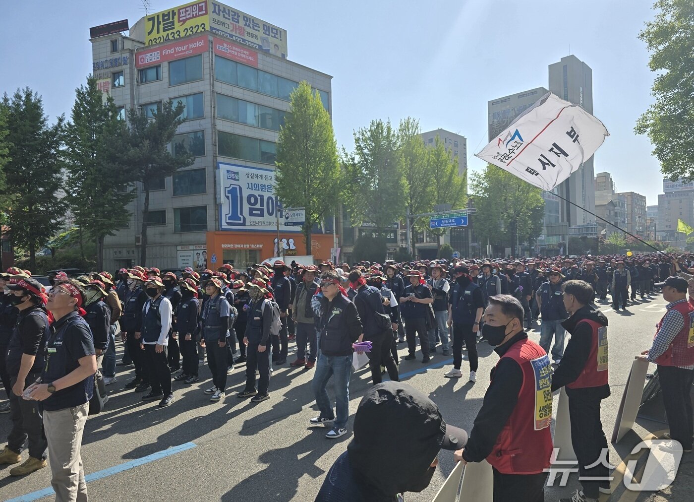 본문 이미지 - 법정공휴일로 지정된 5·1 노동절 인천 남동구 인주대로를 따라 인천에서 대규모 노동자 행진이 진행되고 있다. / 뉴스1 ⓒ News1 유준상 기자