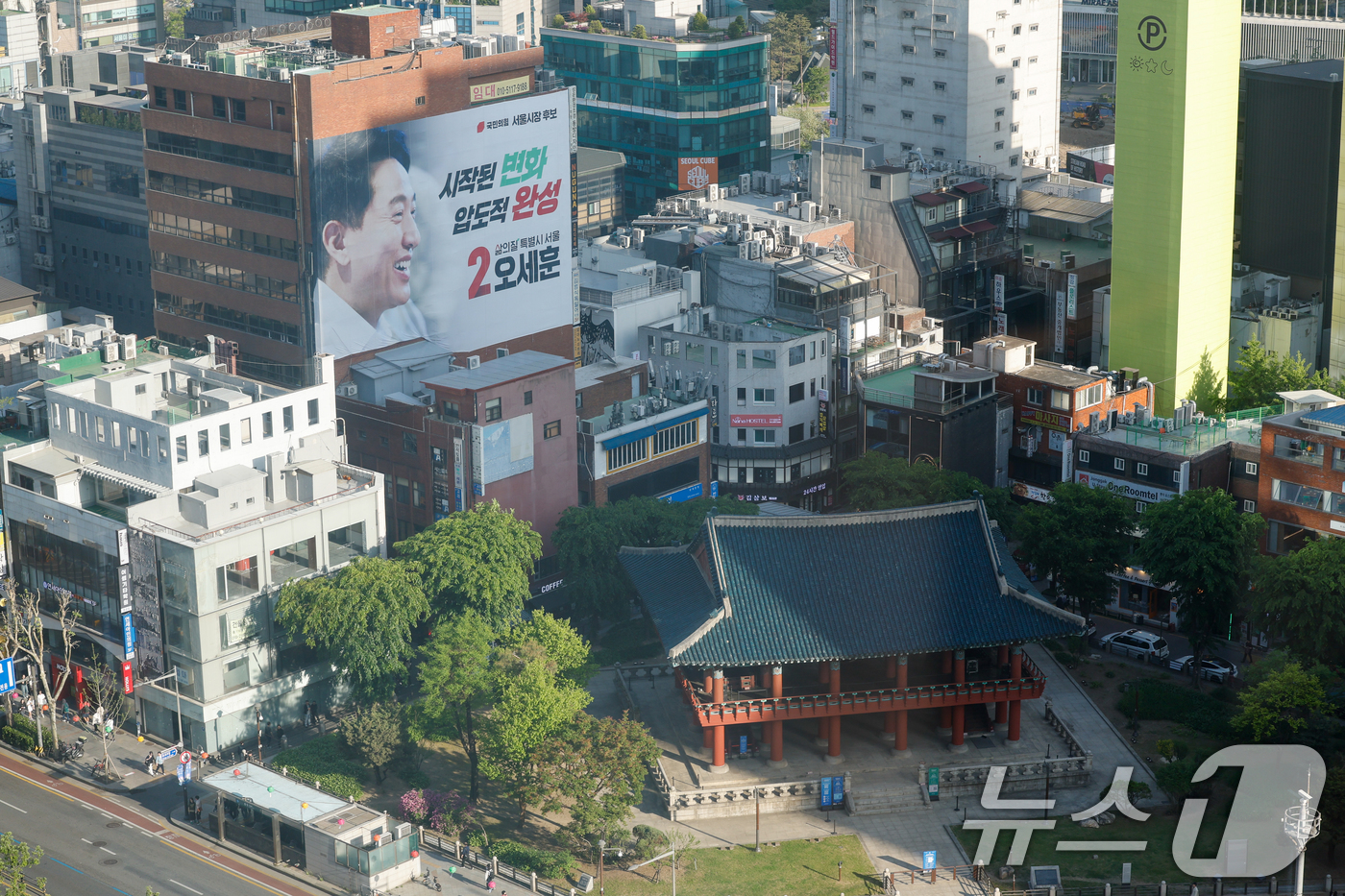 (서울=뉴스1) 안은나 기자 = 1일 오후 서울 종로구 오세훈 국민의힘 서울시장 후보 캠프에 현수막이 걸려 있다. 2026.5.1/뉴스1