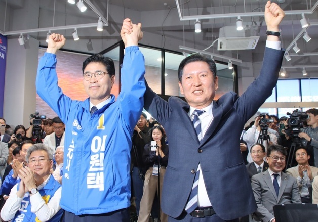 전북 찾은 정청래…전주 중심 백제대로 사이 두고 "환영" vs "사퇴"