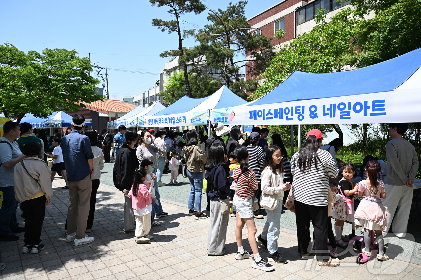 (대전=뉴스1) 김기태 기자 = 1일 대전 중구 태평동 평리공원에서 열린 제104회 어린이날 기념행사에서 시민들이 휴일을 즐기고 있다. (대전 중구 제공. 재판매 및 DB금지) 2 …