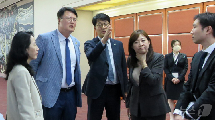 (서울=뉴스1) = 김대현 문화체육관광부 제2차관이 지난달 30일(현지시간) 일본 후쿠오카 산파레스 호텔에서 열린 K-관광 로드쇼 행사장을 둘러보고 있다. (문화체육관광부 제공. …