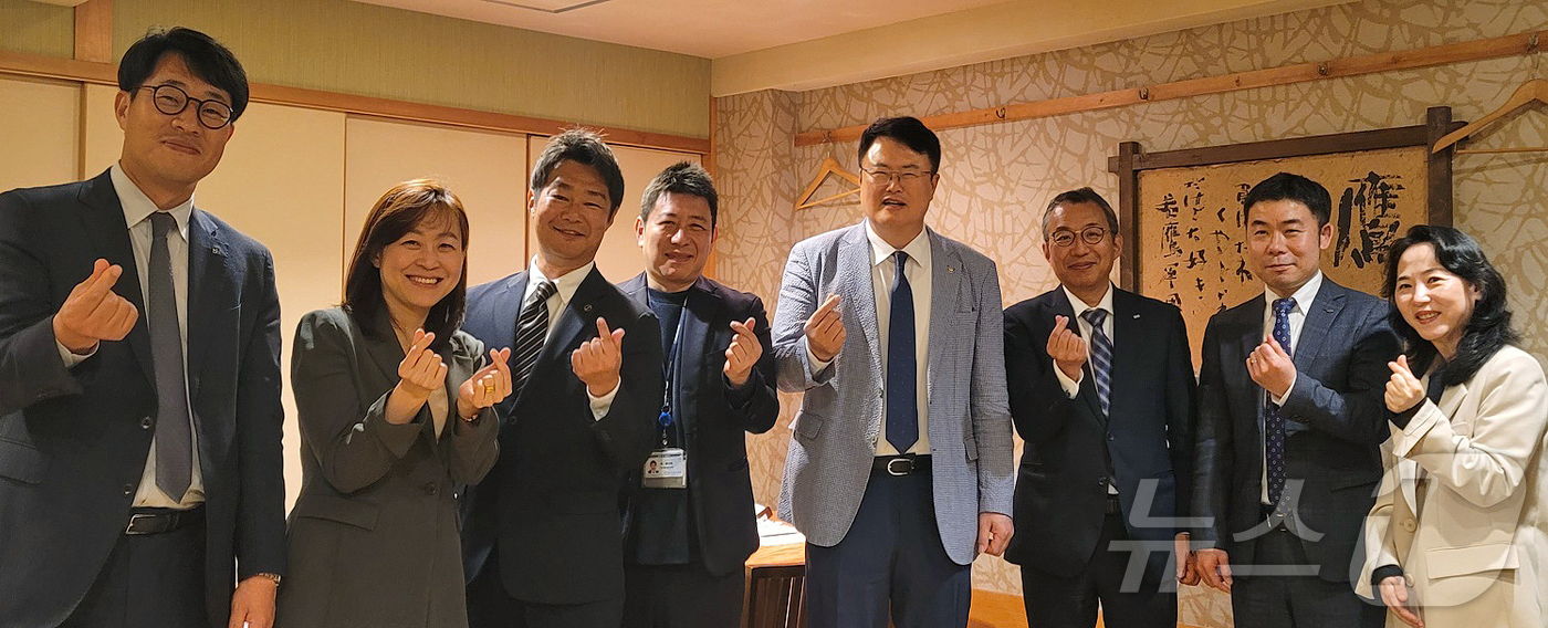 (서울=뉴스1) = 김대현 문화체육관광부 제2차관이 지난달 30일(현지시간) 일본 후쿠오카의 한 식당에서 일본 아웃바운드 여행사 관계자들을 만나 한일 관광교류 확대를 위한 의견을 …
