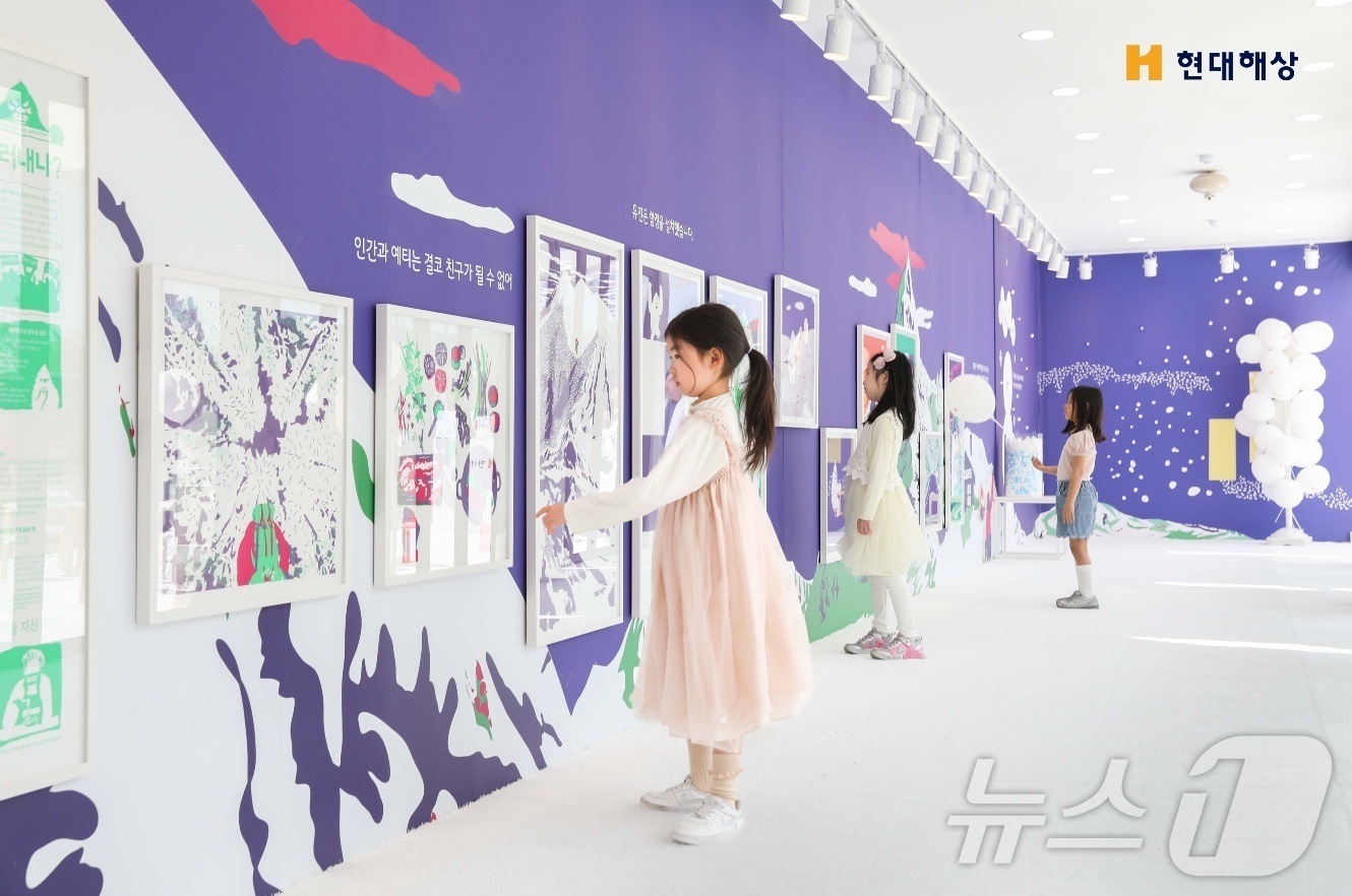 (서울=뉴스1) = 1일 서울시 종로구 광화문광장 육조마당에서 열린 ‘현대해상 어린이눈높이 전시회’를 찾은 어린이들이 자신들의 눈높이에 맞춰진 작품들을 감상하고 있다.이번 전시회는 …