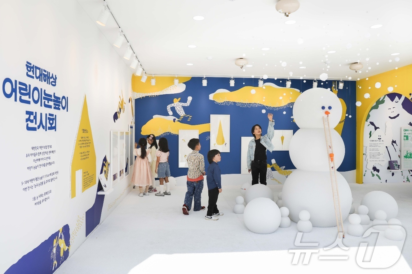 (서울=뉴스1) = 1일 서울시 종로구 광화문광장 육조마당에서 열린 ‘현대해상 어린이눈높이 전시회’를 찾은 가족이 어린이의 눈높이에 맞춰진 작품들을 감상하고 있다.이번 전시회는 어 …