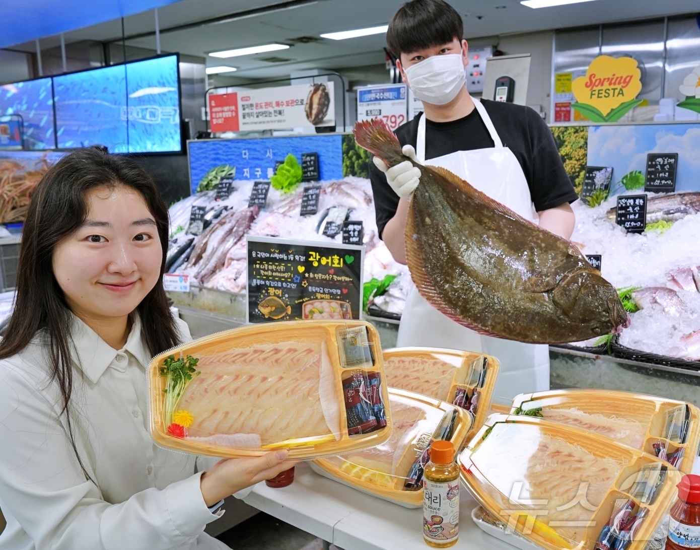 (서울=뉴스1) = 롯데마트 직원들이 지난달 29일 서울시 송파구 롯데마트 제타플렉스 잠실점 수산 매대에서 서해, 남해, 제주에서 어획한 3kg 이상의 자연산 특대 원물을 사용한 …