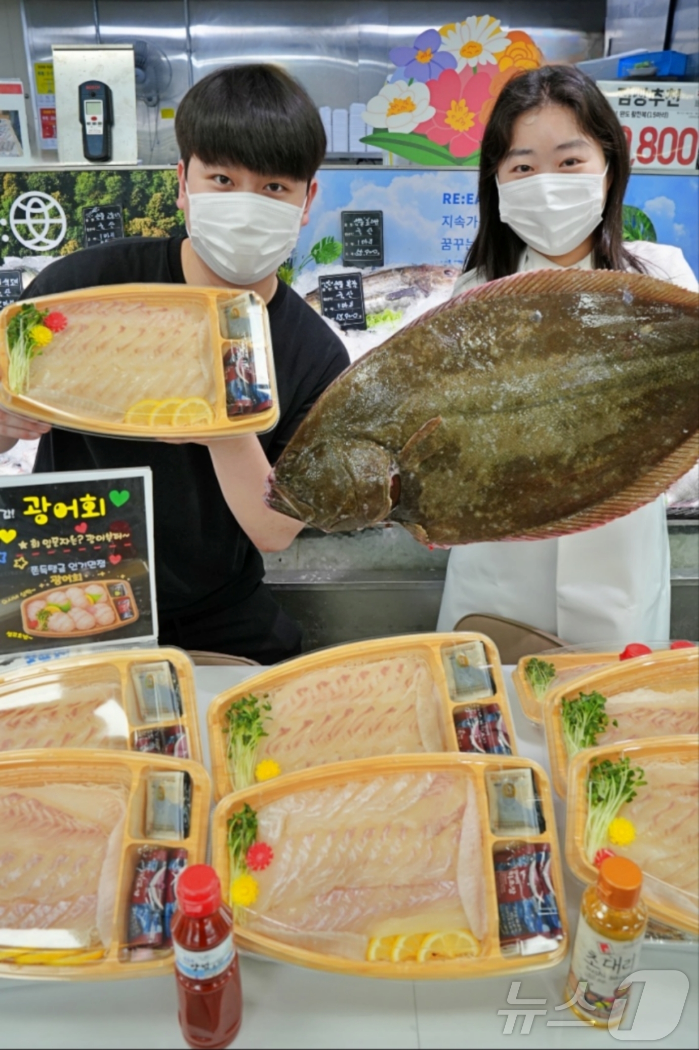 (서울=뉴스1) = 롯데마트 직원들이 지난달 29일 서울시 송파구 롯데마트 제타플렉스 잠실점 수산 매대에서 서해, 남해, 제주에서 어획한 3kg 이상의 자연산 특대 원물을 사용한 …